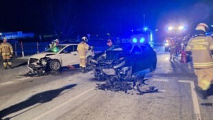 Bei beiden Autos entstanden massive Schäden.
