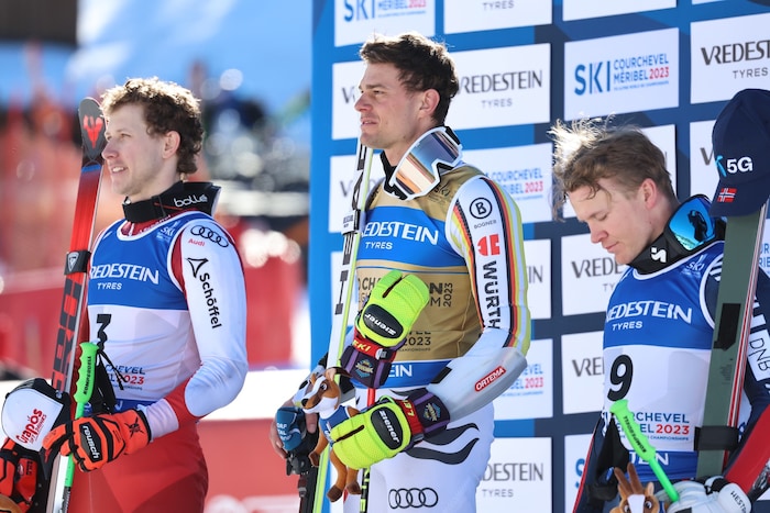 2023 krönte sich Schmid (m.) vor Dominik Raschner (l.) und Timon Haugan (r.) zum Weltmeister.