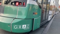 Der Mann stieß – mit seinem Kopf (!) – gegen eine Tür der fahrenden Straßenbahn. 