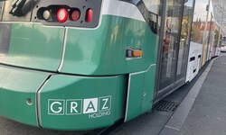 Der Mann stieß – mit seinem Kopf (!) – gegen eine Tür der fahrenden Straßenbahn. 