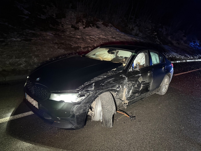 Ein weiteres beschädigtes Auto.