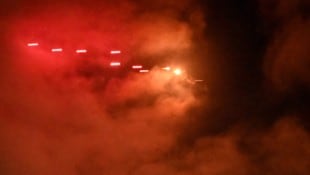 Die Luftabwehr feuert bei einem Angriff auf Kiew auf eine russische Drohne.