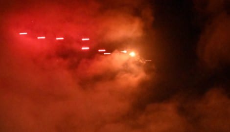 Die Luftabwehr feuert bei einem Angriff auf Kiew auf eine russische Drohne.