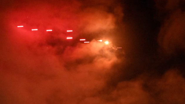 Die Luftabwehr feuert bei einem Angriff auf Kiew auf eine russische Drohne.