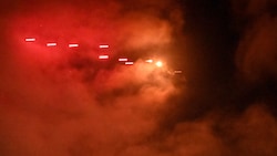 Die Luftabwehr feuert bei einem Angriff auf Kiew auf eine russische Drohne.