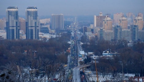 Am linken Ufer des Dnipro in Kiew (Bild) fiel zudem die Wasserversorgung aus.