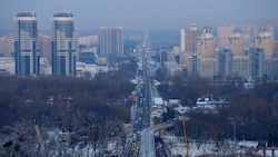 Am linken Ufer des Dnipro in Kiew (Bild) fiel zudem die Wasserversorgung aus.