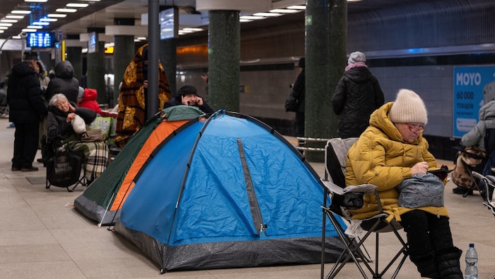 In Kiew zelten Einwohnerinnen und Einwohner in einer U-Bahnstation.