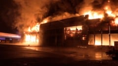 Die brennende Halle in Lustenau. 