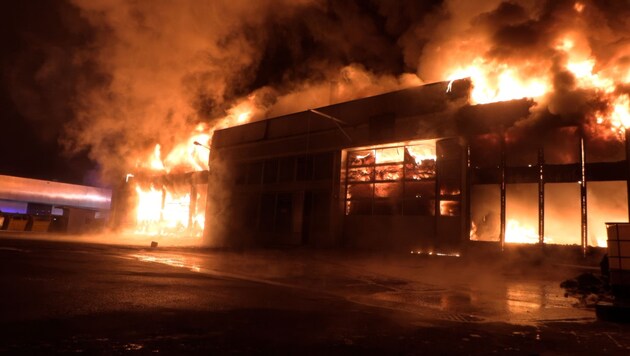 Die brennende Halle in Lustenau.