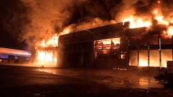 Die brennende Halle in Lustenau. 