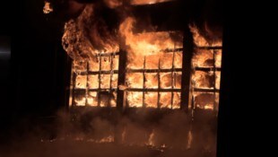 Die brennende Halle in Lustenau. 