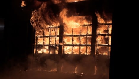 Die brennende Halle in Lustenau. 