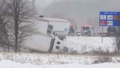Der Massencrash ist nur die jüngste Auswirkung des schweren Wintersturms, der derzeit über ...