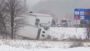 Der Massencrash ist nur die jüngste Auswirkung des schweren Wintersturms, der derzeit über ...