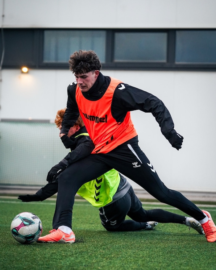 Admiras Youngster Savic hat sich bei den Profis voll rein.