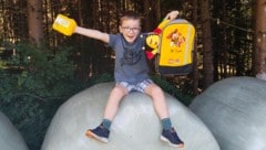 Sumsi begleitet Gabriel Etzelsdorfer auf all seinen großen und kleinen Abenteuern.