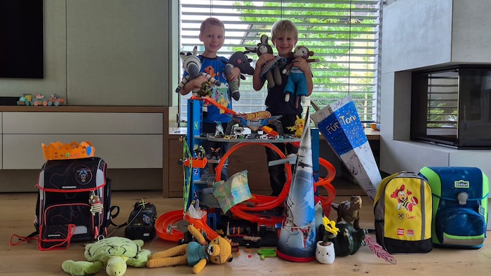 Anton See (li.) und Freund Max präsentiert stolz die Rucksäcke.