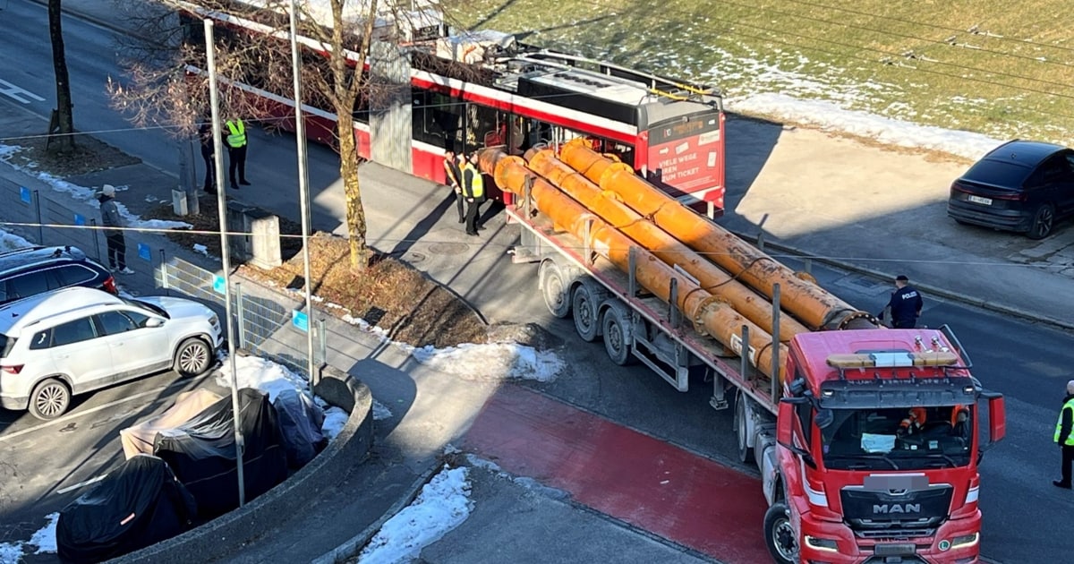 Mit Rohren beladener Lkw rammte Obus