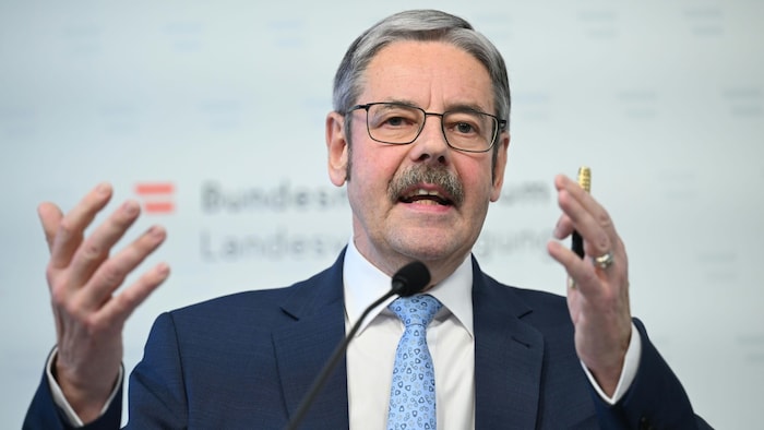 Erwin Hameseder, Chef der Wehrdienstkommission und Tanners Berater in Milizfragen bei der ...