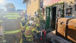 Einsatzkräfte der Feuerwehr entlüfteten das Gebäude.