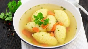 Eine kräftige Suppe mit fluffigen Grießnockerln gehört zu den stillen Stars der österreichischen ...