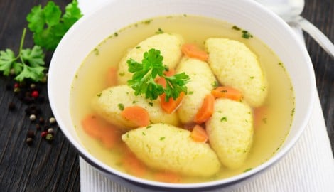 Eine kräftige Suppe mit fluffigen Grießnockerln gehört zu den stillen Stars der österreichischen ...