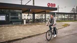 Pendler Michael Bartl in Kirchberg am Wagram unterwegs mit einem alten Fahrrad. 