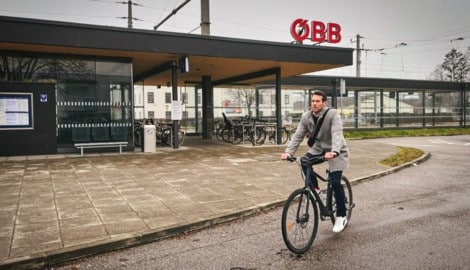 Pendler Michael Bartl in Kirchberg am Wagram unterwegs mit einem alten Fahrrad. 