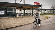 Pendler Michael Bartl in Kirchberg am Wagram unterwegs mit einem alten Fahrrad. 