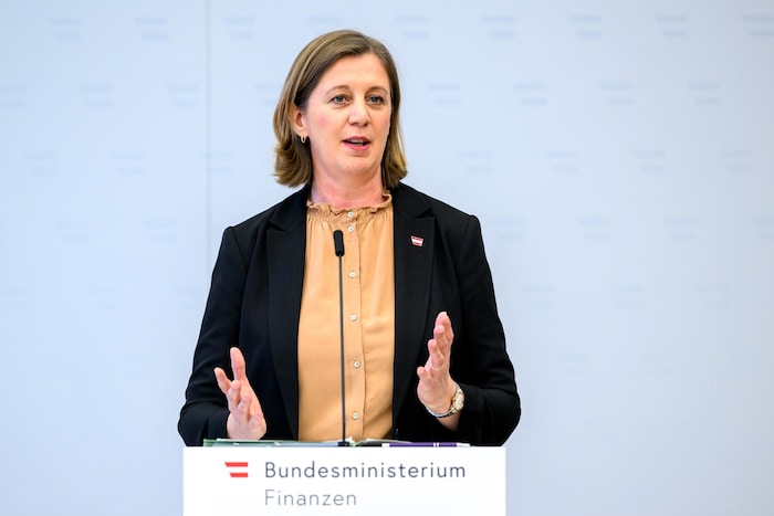 Finanzstaatssekretärin Barbara Eibinger-Miedl zeigt sich über die neue Überstunden-Regelung ...