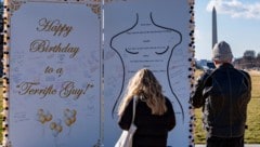 Die Installation zeigt die Geburtstagskarte im XXL-Format.