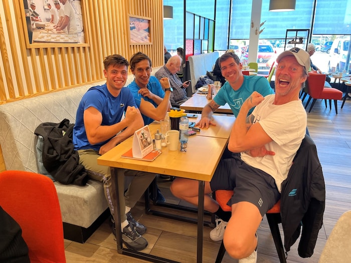 Ein starkes Team: Arthur Gea (vorne links), Trainer Gerald Melzer (hinten rechts), ...