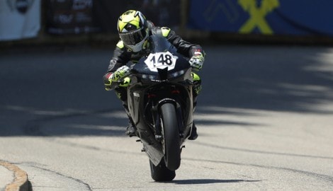 Thomas Altendorfer steigt wieder auf sein Motorrad.