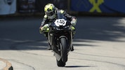 Thomas Altendorfer steigt wieder auf sein Motorrad.