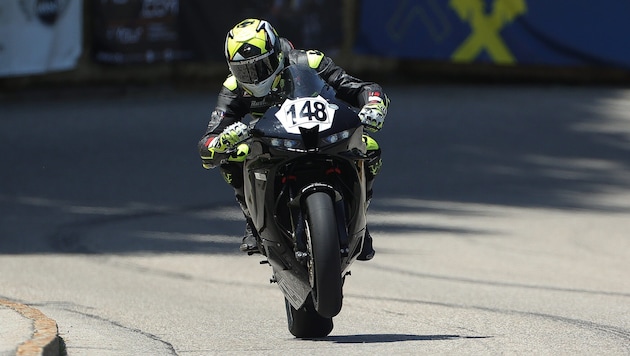 Thomas Altendorfer steigt wieder auf sein Motorrad.