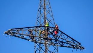 Beim Abbau des alten Strommasts kam es zum Unfall. (Symbolbild)