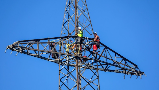 Beim Abbau des alten Strommasts kam es zum Unfall. (Symbolbild)