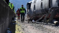 Einsatzkräfte suchen mit Hunden nach weiteren Personen, die bei dem Zugunfall verunglückten.