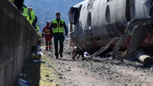 Einsatzkräfte suchen mit Hunden nach weiteren Personen, die bei dem Zugunfall verunglückten.