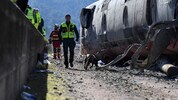 Einsatzkräfte suchen mit Hunden nach weiteren Personen, die bei dem Zugunfall verunglückten.