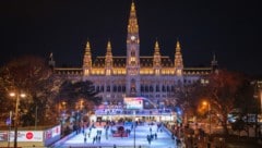 Nach dem Einbruch der Dunkelheit funkeln die Lichter rund um den Eistraum am Rathausplatz ...