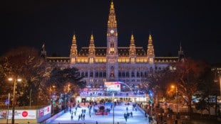 Nach dem Einbruch der Dunkelheit funkeln die Lichter rund um den Eistraum am Rathausplatz ...