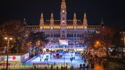 Nach dem Einbruch der Dunkelheit funkeln die Lichter rund um den Eistraum am Rathausplatz ...