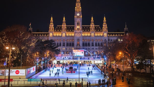 Nach dem Einbruch der Dunkelheit funkeln die Lichter rund um den Eistraum am Rathausplatz ...