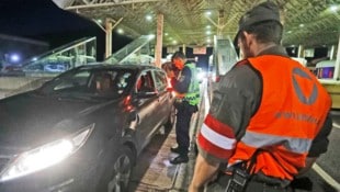 Bisher führten Polizei und Bundesheer nur bei den Grenzübergängen Kontrollen zusammen durch. 