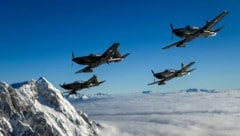 Vier Pilatus PC 7 – hier über schneebedeckten Gipfeln.