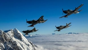 Vier Pilatus PC 7 – hier über schneebedeckten Gipfeln.