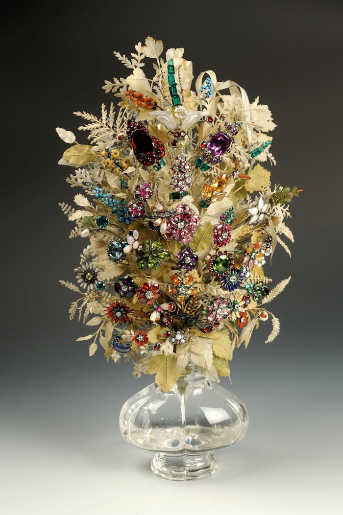 Replikas einzelner Ornamente aus dem berühmten Edelstreinstrauß für Kaiserin Maria Theresia gibt ...