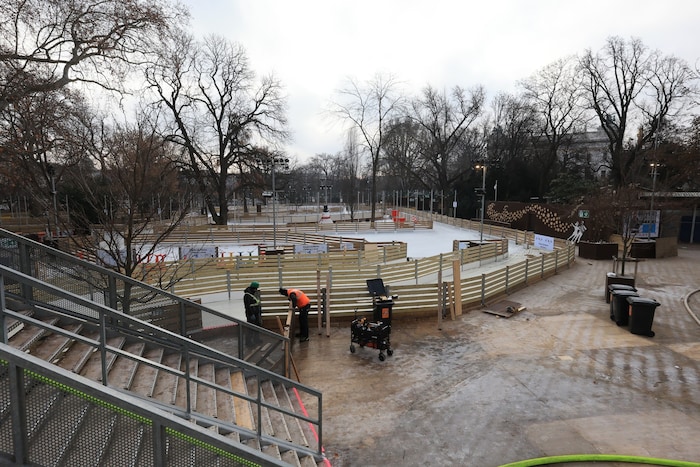 Noch ist der Eistraum eine Großbaustelle. Doch ab morgen kann hier wieder auf 10.000 ...